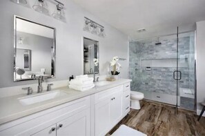 Séchoir à cheveux, serviettes fournies, savon, shampooing