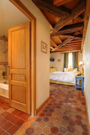Superior Room | Desk, soundproofing, free WiFi, bed sheets - Hostellerie de la Tour d'Auxois (Saulieu)