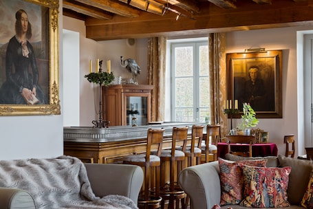 Sala de estar en el lobby. Hostellerie de la Tour d'Auxois