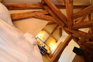 Family Room | Desk, soundproofing, free WiFi, bed sheets