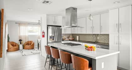 The Aria - 4BR/3BA Oasis with Heated Pool, Spa & Fun Games
