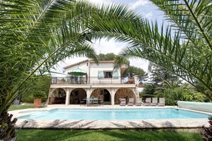 حمّام سباحة خارجي، حمّام سباحة مُدفَّأ