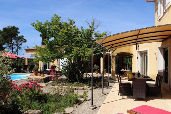 Outdoor dining - Rental Residence Peylon with swimming pool terrace garden patio in a quiet area (Flayosc)