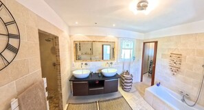 Hair dryer, towels, soap, shampoo - Rental Residence Peylon with swimming pool terrace garden patio in a quiet area (Flayosc)