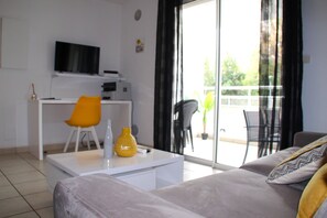 Flat-screen TV - Modern studio in quiet, secure downtown location (La Possession)