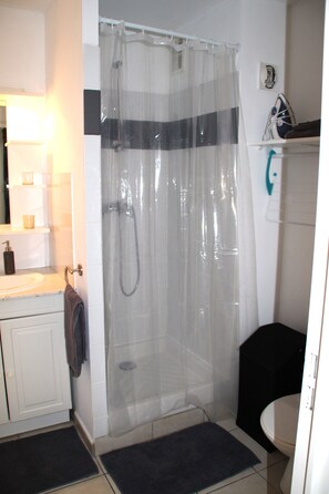 Hair dryer, towels, toilet paper - Modern studio in quiet, secure downtown location (La Possession)