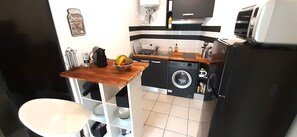 Fridge, stovetop, electric kettle, toaster - Modern studio in quiet, secure downtown location (La Possession)