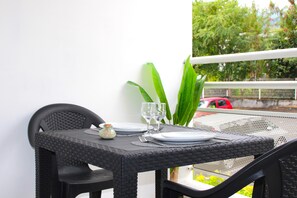 Outdoor dining - Modern studio in quiet, secure downtown location (La Possession)