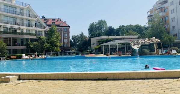 Una piscina al aire libre