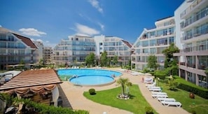 Una piscina al aire libre