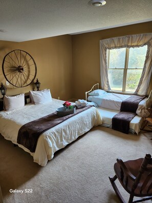8 bedrooms, desk, iron/ironing board, free WiFi - 0ver 7,000 Sq ft of tranquil relaxation  (Shawnee)