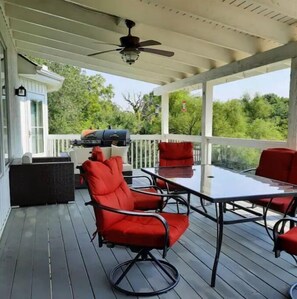 Outdoor dining - 0ver 7,000 Sq ft of tranquil relaxation  (Shawnee)