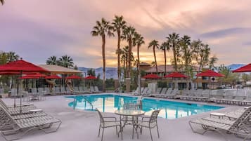 Alberca al aire libre y alberca climatizada