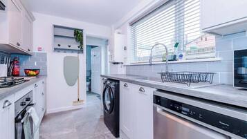 Refrigerador, microondas, horno, placa de cocina