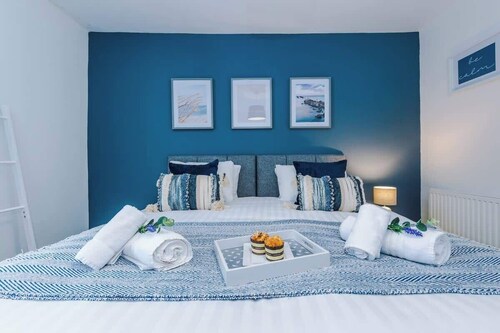 NEW! Stylish home, city centre location, sleeps 6!