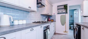 NEW! Stylish home, city centre location, sleeps 6!