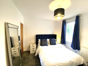 3 habitaciones, escritorio, tabla de planchar con plancha y wifi gratis 