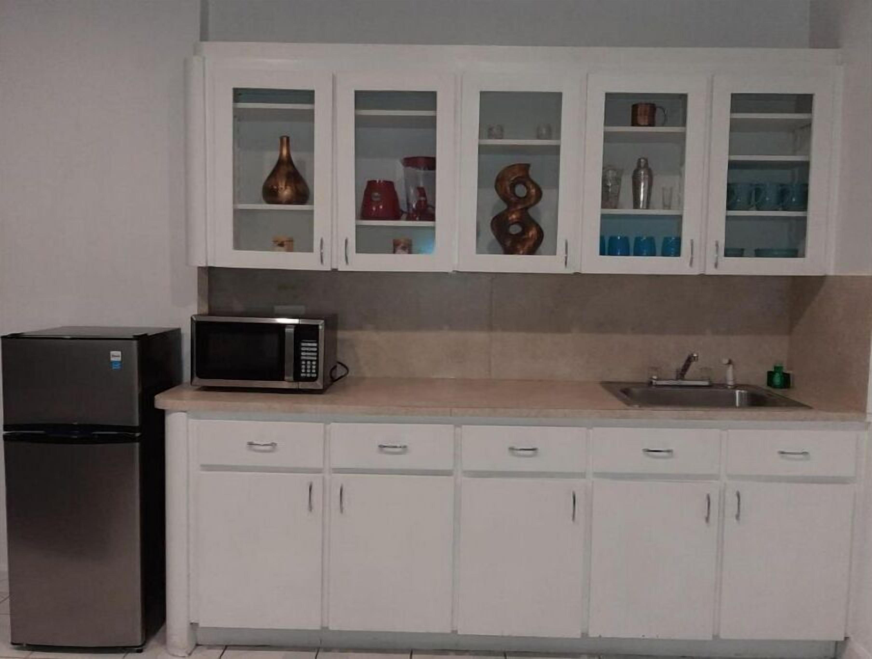 ثلاجة، ميكروويف، محمصة خبز