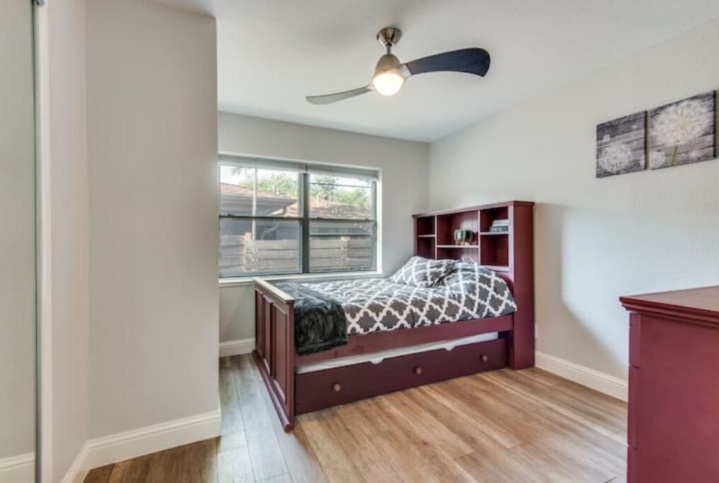 3 bedrooms, desk, iron/ironing board, travel crib