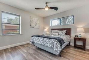 3 bedrooms, desk, iron/ironing board, travel crib - Modern, Roomy, Game Room, Patio, Family Home, On-Site Parking (Dallas)