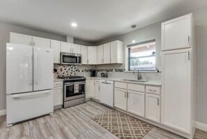 Fridge, microwave, oven, stovetop - Modern, Roomy, Game Room, Patio, Family Home, On-Site Parking (Dallas)