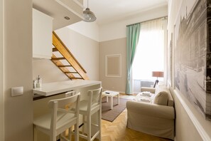 Estudio Premier | Cortinas blackout, tabla de planchar con plancha y wifi gratis