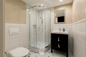 Estudio Premier | Baño | Regadera, secadora de cabello, toallas