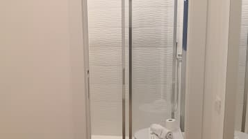 Shower, rainfall showerhead, free toiletries, hair dryer