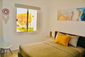 2 slaapkamers, een bureau, internet, beddengoed