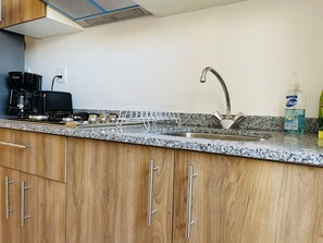 Refrigerador, microondas, parrilla de estufa y cafetera y tetera