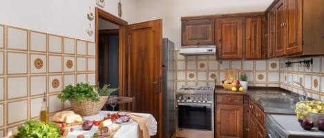 Een koelkast, een microgolfoven, een oven, een kookplaat