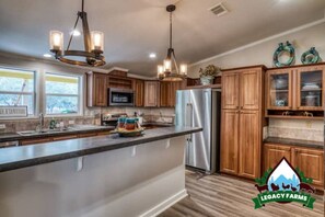 Private kitchen - Legacy Farms: Legacy House (Hempstead)