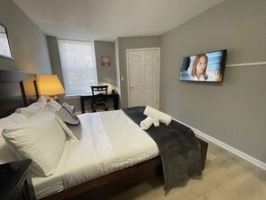 2 habitaciones, escritorio y tabla de planchar con plancha