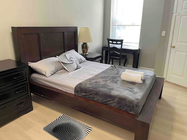 2 chambres, bureau, fer et planche à repasser, lit de bébé portatif