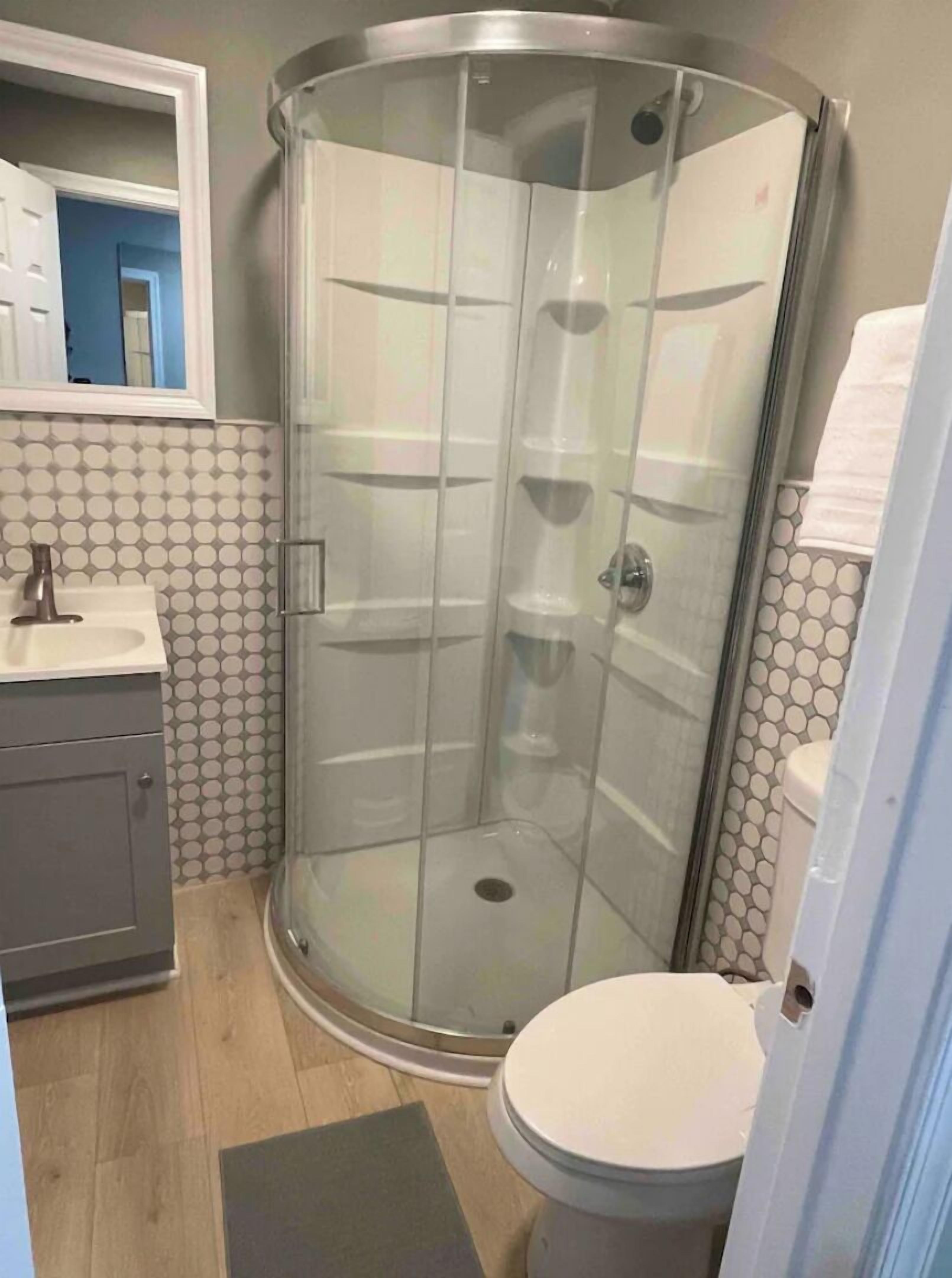 Dusche, Haartrockner, Handtücher, Seife