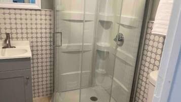 Dusche, Haartrockner, Handtücher, Seife