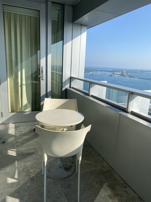 Outdoor dining - Amazing 2/2/1 at the AKA RESIDENCES (Miami)