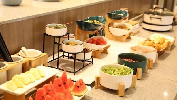 Ein reichhaltiges Buffet mit verschiedenen Speisen und Gerichten.