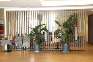 Lobby-lounge