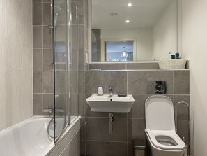 Douche, sèche-cheveux, serviettes fournies, savon