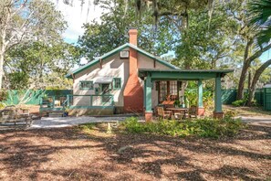 Unclassified image, 4 of 56, button