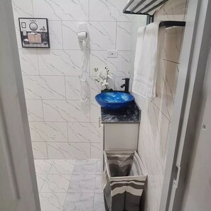 Sèche-cheveux, serviettes fournies, savon, papier toilette