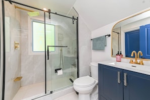 シャワー、ヘアドライヤー、タオル、石鹸