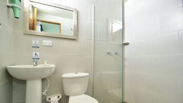 Basic Double Room | Bathroom