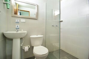 Basic Double Room | Bathroom
