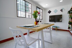 Dining room - Poblado Park Guest House (Medellín)