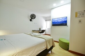 Chambre Deluxe double | Fer et planche à repasser, accès au Wi-Fi (inclus), literie fournie