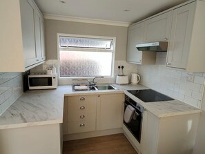 Fridge, microwave, oven, stovetop - Holiday chalet in Selsey (Selsey)