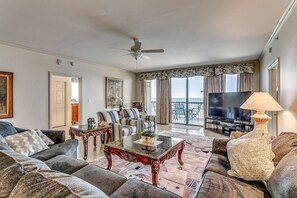 Smart TV, caminetto, lettore DVD, videoteca