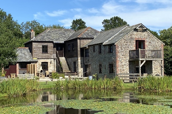 Gulliver is in the middle of the three Trehill lakeside cottages